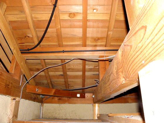 天井点検口から懐中電灯を照らして、梁とか柱が濡れているか（古い雨染みなのか新しいものなのか、大量にあるのか否か）も見ていきます。